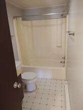 212 Patricia Dr, Unit E in Byesville, OH - Building Photo - Building Photo