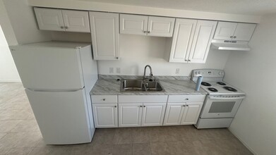11160 2nd St E in Treasure Island, FL - Building Photo - Building Photo