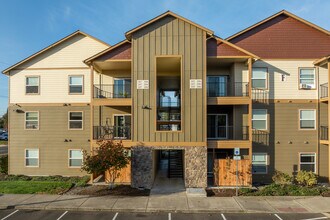 Riverbend Apartments in Albany, OR - Building Photo - Building Photo