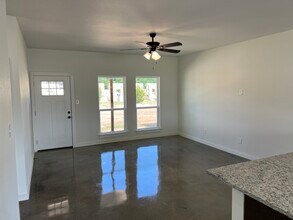 2214 J E Woody Rd in Springtown, TX - Foto de edificio - Building Photo