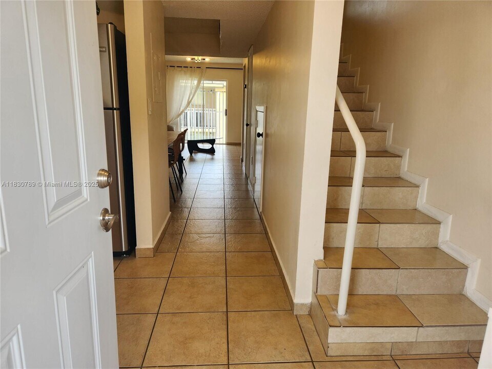 7905 W 30th Ct in Hialeah Gardens, FL - Building Photo