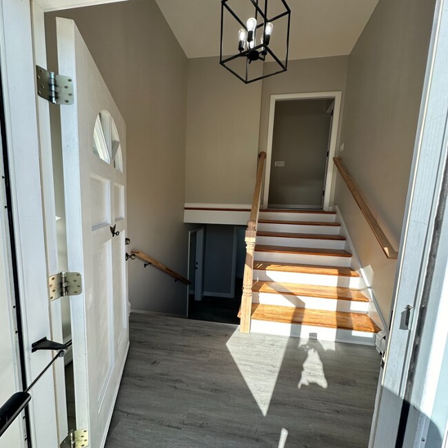 285 Pinewood Dr-Unit -2 in Hopkinton, NH - Foto de edificio - Building Photo