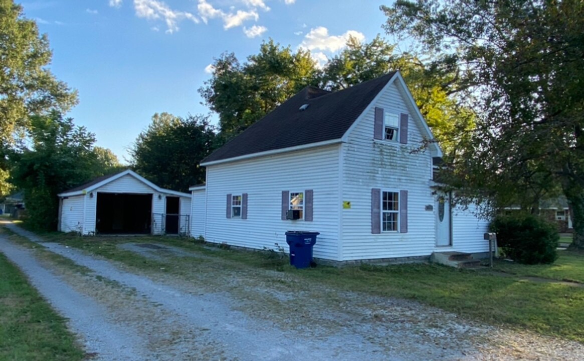 708 W Jones St in West Frankfort, IL - Building Photo