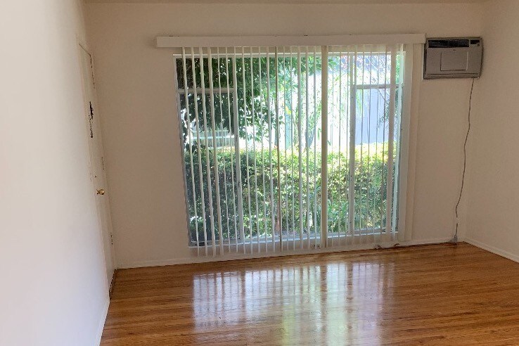 1055 S Wooster St in Los Angeles, CA - Building Photo