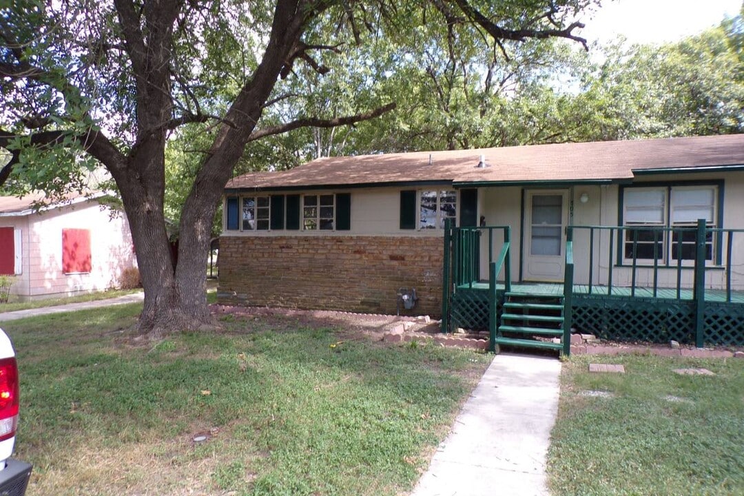 705 Otis St in Taylor, TX - Building Photo