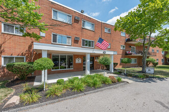 Pleasant Valley Apartments in Parma, OH - Building Photo - Building Photo