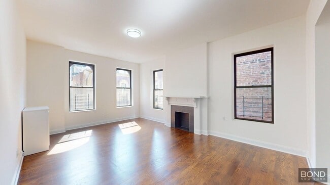 property at 26 E 91st St
