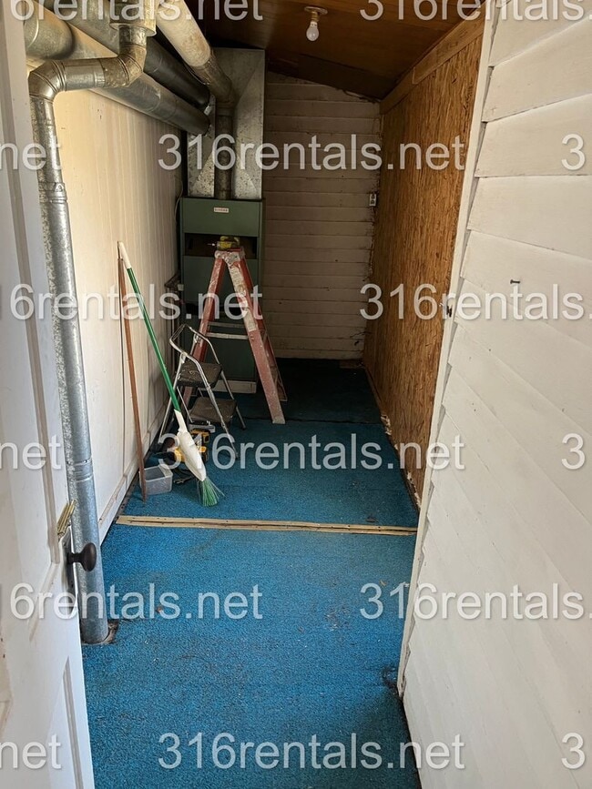 property at 918 W 5th St