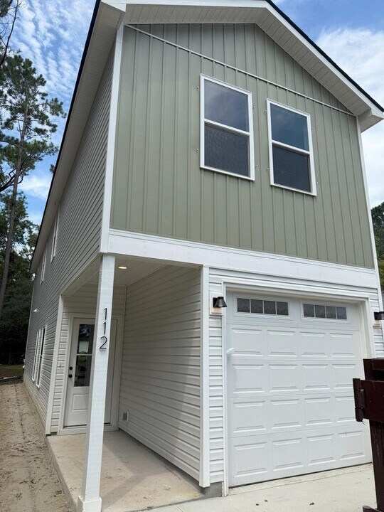 112 Farm Rd in Goose Creek, SC - Foto de edificio