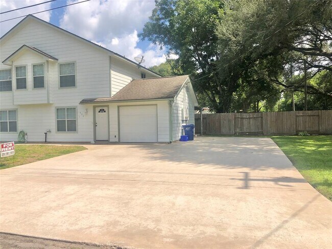 404 Peach St-Unit -1 in Tomball, TX - Building Photo - Building Photo