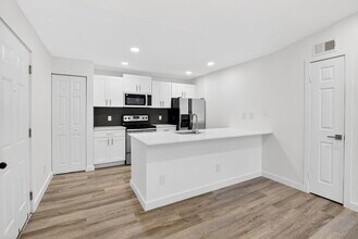 1825 Palm Cove Blvd in Delray Beach, FL - Foto de edificio - Building Photo