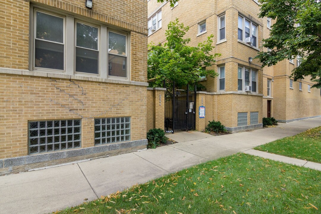 2344 N Kenneth Ave in Chicago, IL - Building Photo