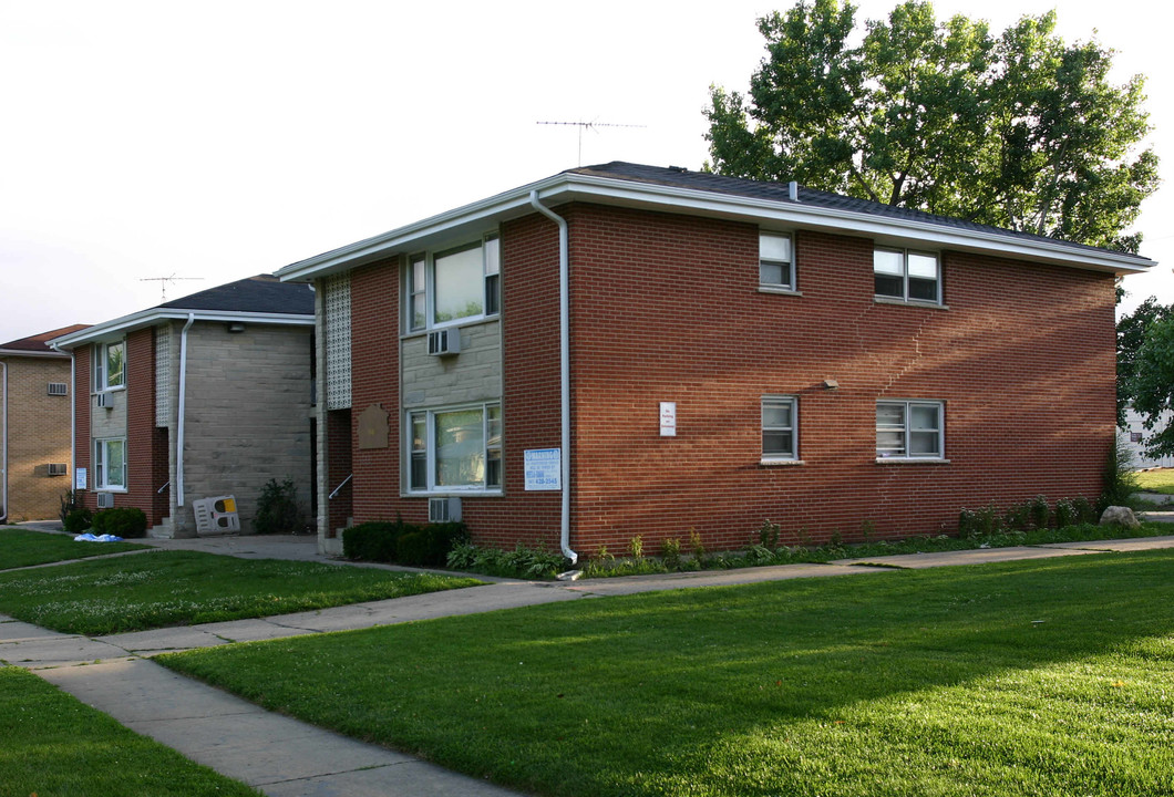 1560 Mark Ave in Elgin, IL - Foto de edificio