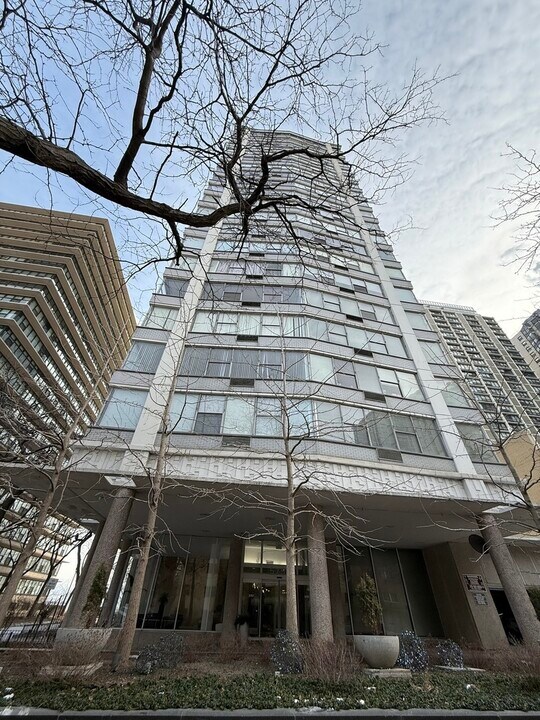 5757 N Sheridan Rd in Chicago, IL - Building Photo