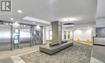 350 Webb Dr in Mississauga, ON - Building Photo - Building Photo