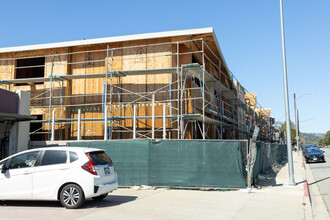 Honolulu Hills Condominiums in Montrose, CA - Building Photo - Building Photo