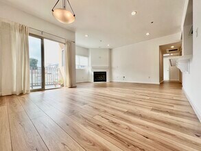937 12th St, Unit 307 in Santa Monica, CA - Building Photo - Building Photo