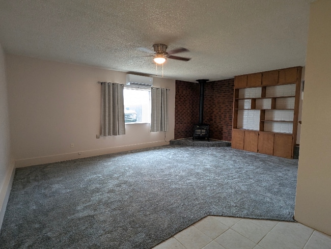 1052 Thermalito Ave in Oroville, CA - Foto de edificio - Building Photo