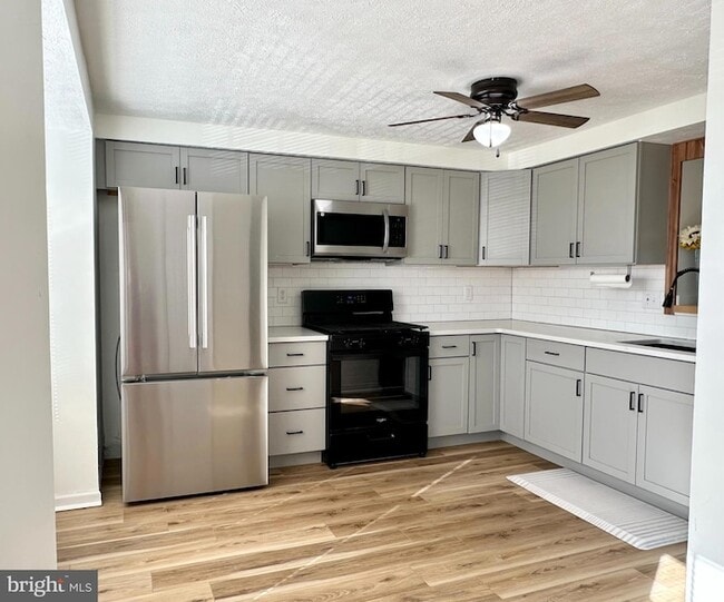 31 Stoneshire Dr in Glassboro, NJ - Foto de edificio - Building Photo