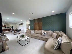 9426 Caribbean Blvd in Cutler Bay, FL - Foto de edificio - Building Photo