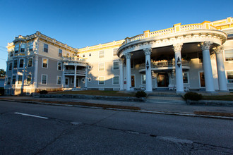 Gresley Residence in Manchester, NH - Foto de edificio - Building Photo