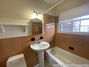 550 Belmont St, Unit 2 in Watertown, MA - Foto de edificio - Building Photo