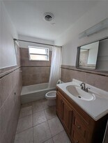 1900 NE 186th St in North Miami Beach, FL - Building Photo