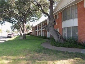 Royal Oaks Apartments in Uvalde, TX - Foto de edificio