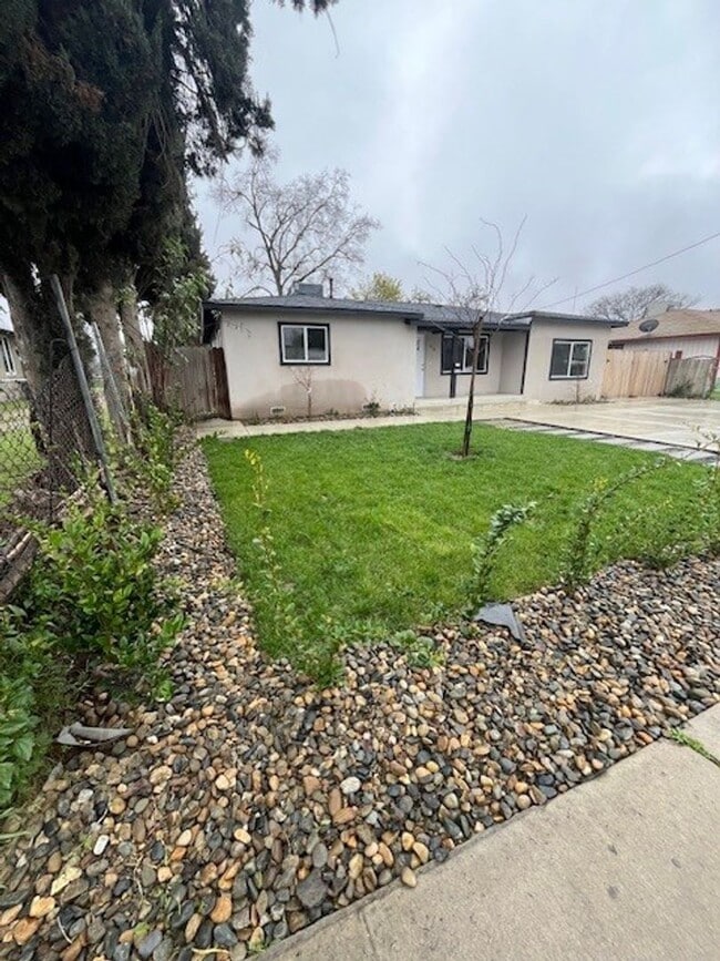 916 N Mooney Blvd in Visalia, CA - Building Photo - Building Photo