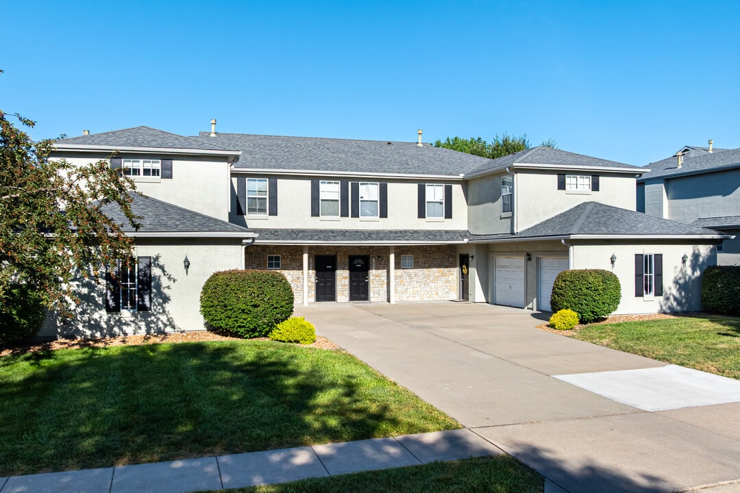 PineCrest Townhomes in Olathe, KS - Building Photo