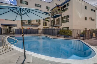 8375 Fountain Ave in West Hollywood, CA - Foto de edificio - Building Photo