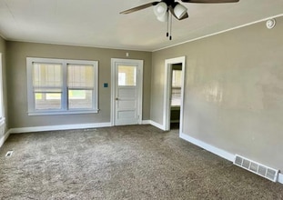 122 Walnut St in Vermillion, SD - Building Photo - Building Photo