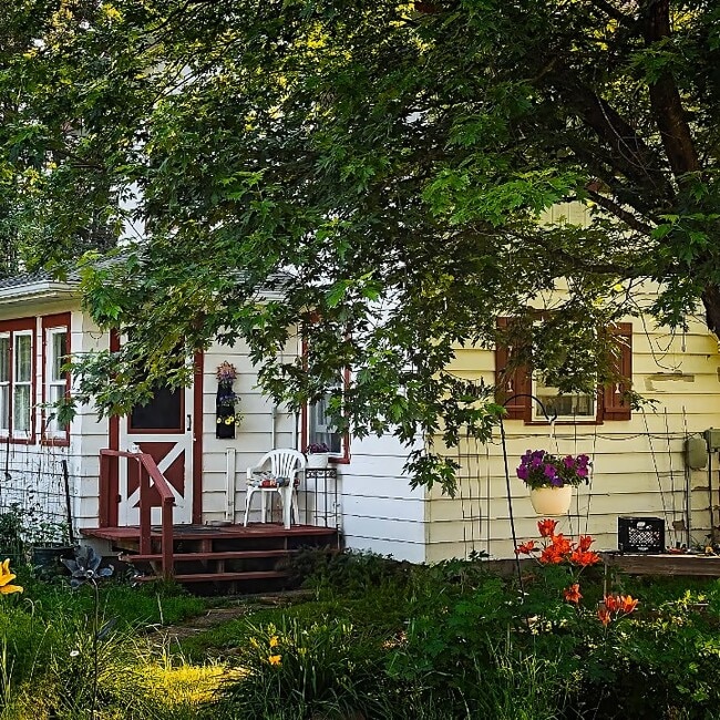 7035 App Rd, Unit up stairs in Two Harbors, MN - Foto de edificio - Building Photo