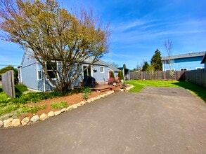 1745 SW 53rd St in Corvallis, OR - Foto de edificio - Building Photo