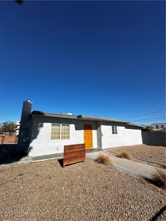 2213 E Oakey Blvd in Las Vegas, NV - Foto de edificio