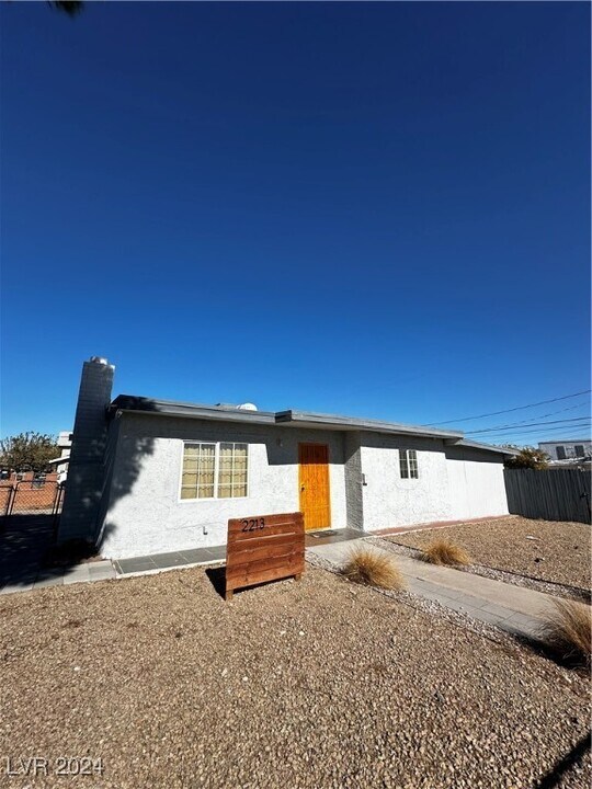 2213 E Oakey Blvd in Las Vegas, NV - Building Photo