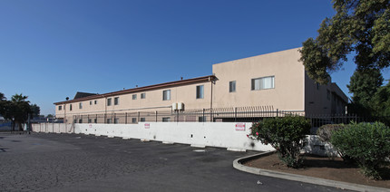 Villa Saticoy in Van Nuys, CA - Building Photo - Building Photo