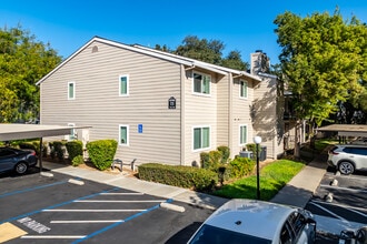 Emerald Vista Apartments in Elk Grove, CA - Foto de edificio - Building Photo