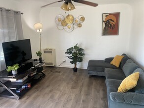 3519 E 8th St in Los Angeles, CA - Foto de edificio - Building Photo