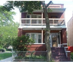 2704 E 77th St in Chicago, IL - Building Photo