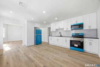 145 Crystal Ave in New London, CT - Building Photo - Building Photo