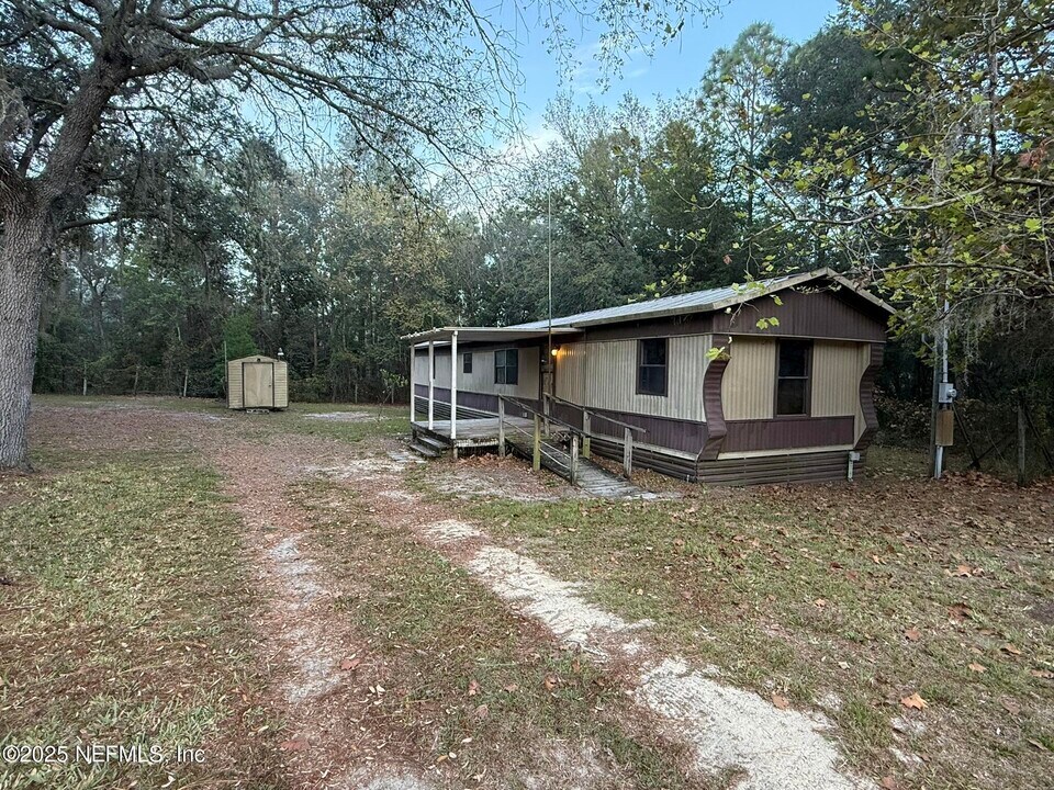 423 Usina Ave in Interlachen, FL - Building Photo