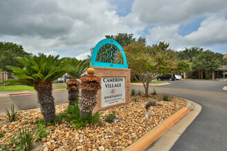 Cameron Village in Alice, TX - Foto de edificio - Building Photo