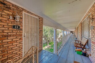 2201 Fountain View Dr in Houston, TX - Building Photo - Building Photo