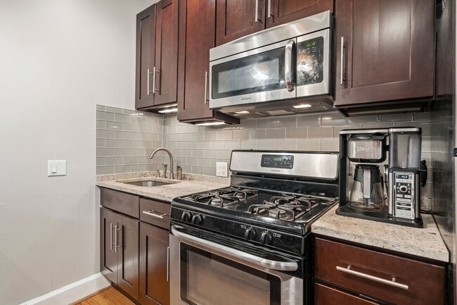 100 Old Harbor St in Boston, MA - Foto de edificio - Building Photo