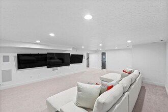 690 S Edge Ln in Kaysville, UT - Foto de edificio - Building Photo