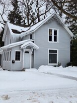 321 W Eighth St, Unit upper in Traverse City, MI - Building Photo