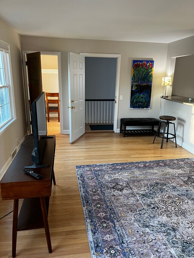 2388 West Lawn Ave, Unit Upstairs unit 2nd floot