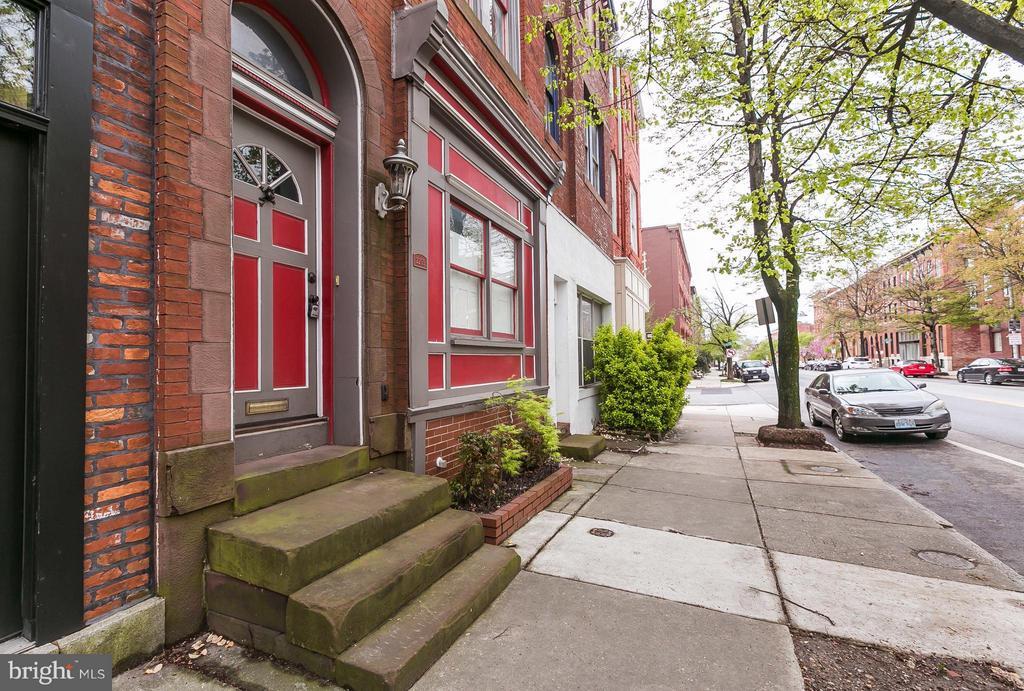 2205 E Baltimore St in Baltimore, MD - Building Photo