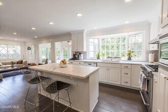 4080 Meadowlark Dr in Calabasas, CA - Building Photo - Building Photo